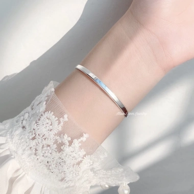 Vòng tay bạc Miuu Silver kiềng tay unisex khắc chữ giảm giá 20% chỉ 1.000.000đ