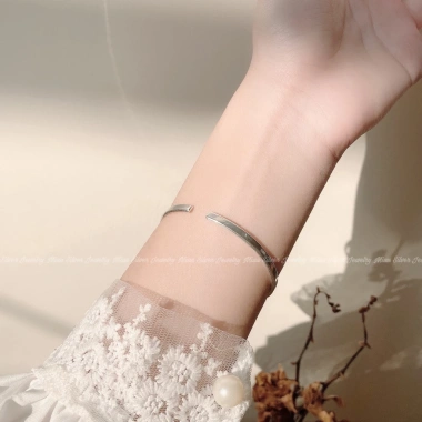 Vòng tay bạc Miuu Silver kiềng tay unisex khắc chữ giảm giá 20% chỉ 1.000.000đ