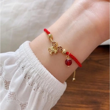 Vòng Tay Dây Đỏ May Mắn – Charm Nhỏ Thanh Lịch, Thiết Kế Tinh Tế, Giá 108.000đ
