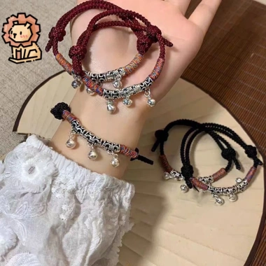 Vòng tay mặt dây chuyền bện đỏ-đen kèm chuông, dây năm màu, thiết kế cặp đôi