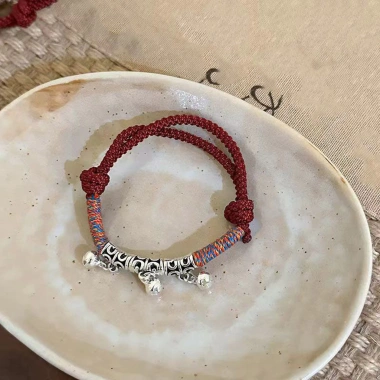 Vòng tay mặt dây chuyền bện đỏ-đen kèm chuông, dây năm màu, thiết kế cặp đôi 4 Vòng tay mặt dây chuyền bện đỏ-đen kèm chuông, dây năm màu, thiết kế cặp đôi 4