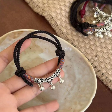 Vòng tay mặt dây chuyền bện đỏ-đen kèm chuông, dây năm màu, thiết kế cặp đôi