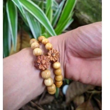 Vòng tay nữ lớn gỗ dâu tăm 8ly 10ly charm mix hoa sen giá 19.000 VND giảm