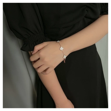Vòng tay thời trang mạ vàng thép titan hình cỏ bốn lá Hàn Quốc - Độc đáo, may mắn, độ bền cao, thiết kế sang trọng, giảm 21% chỉ 72.600₫ 2
