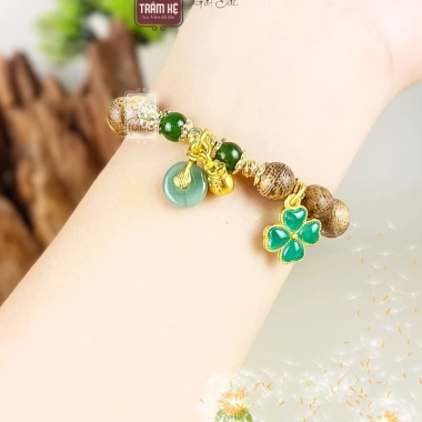 Vòng Tay Trầm Hương Nữ Đồng Điếu Cỏ 4 Lá - Mang Bình An, May Mắn, Tài Lộc - Giá 129.000₫ 6 Vòng Tay Trầm Hương Nữ Đồng Điếu Cỏ 4 Lá - Mang Bình An, May Mắn, Tài Lộc - Giá 129.000₫ 6