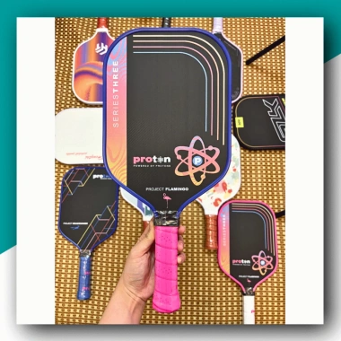 Vợt Pickleball Proton Flamingo Cao Cấp – Thiết Kế Đẹp, Hiệu Suất Mạnh, Kèm 2 Bóng Tập, Giá 599.000₫