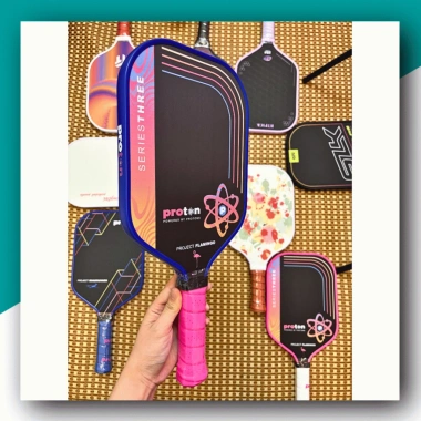 Vợt Pickleball Proton Flamingo Cao Cấp – Thiết Kế Đẹp, Hiệu Suất Mạnh, Kèm 2 Bóng Tập, Giá 599.000₫