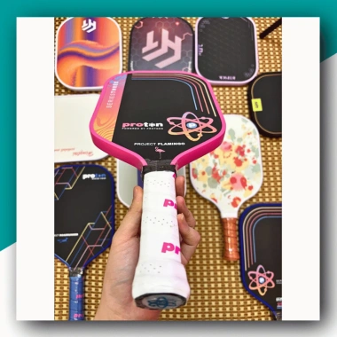 Vợt Pickleball Proton Flamingo Cao Cấp – Thiết Kế Đẹp, Hiệu Suất Mạnh, Kèm 2 Bóng Tập, Giá 599.000₫