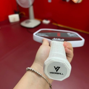 Vợt Pickleball Vigorball Professional 16mm dày 230g, carbon nhám bám bóng, tặng cán chặn mồ hôi