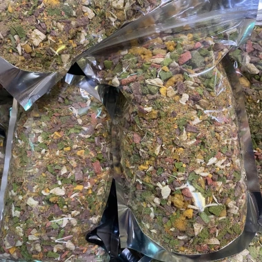 Vụn mix lộn xộn thịt sấy đông khô cho chó mèo hamster - gan, trứng, rau củ, xương, giá ưu đãi 45.000₫ 2
