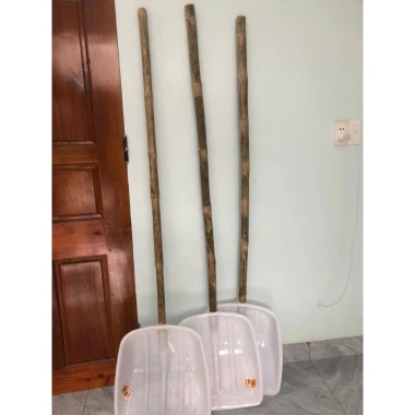Xẻng nhựa cán tre chắc chắn, bền đẹp 42x38x36 cm - Dùng cho súc nông hải sản, giảm còn 95.000₫ 3 Xẻng nhựa cán tre chắc chắn, bền đẹp 42x38x36 cm - Dùng cho súc nông hải sản, giảm còn 95.000₫ 3