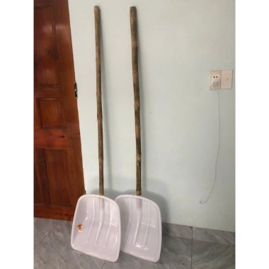 Xẻng nhựa cán tre chắc chắn, bền đẹp 42x38x36 cm - Dùng cho súc nông hải sản, giảm còn 95.000₫ 5 Xẻng nhựa cán tre chắc chắn, bền đẹp 42x38x36 cm - Dùng cho súc nông hải sản, giảm còn 95.000₫ 5