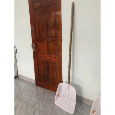 Xẻng nhựa cán tre chắc chắn, bền đẹp 42x38x36 cm - Dùng cho súc nông hải sản, giảm còn 95.000₫