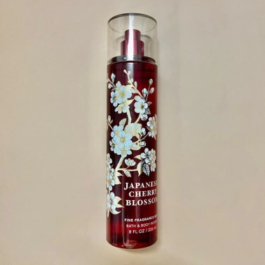 Xịt thơm Bath and Body Works 236ml - Hương lâu, da mềm, Giá ưu đãi 177.000 VND