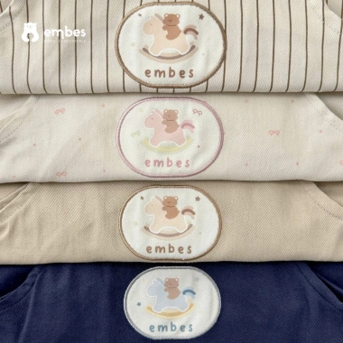 Yếm Embes Kaki Ngực Túi Thêu Đẹp Cho Bé 8‑18kg – Quần Yếm Mềm, Giá Giảm 213.750₫ 2 Yếm Embes Kaki Ngực Túi Thêu Đẹp Cho Bé 8‑18kg – Quần Yếm Mềm, Giá Giảm 213.750₫ 2
