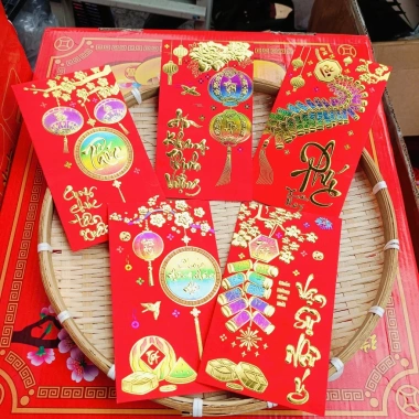 100 Bao Lì Xì 2.026 Vỏ Nhung Đỏ In Nổi Nhiều Chữ, Câu Chúc - 120gsm Giá Rẻ 15.200₫