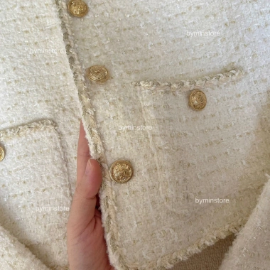 Áo dạ tweed viền tết nhũ khuy đồng rập nổi QC2.025 giảm 850k, 2 tag hoa trà