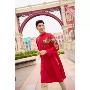 Áo dài cách tân nam đỏ Tết 2.026, thêu rồng cá tính, chuẩn phom hot - Giá 425k 2 Áo dài cách tân nam đỏ Tết 2.026, thêu rồng cá tính, chuẩn phom hot - Giá 425k 2