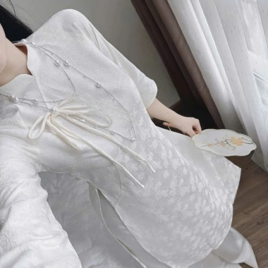 Áo dài cách tân tay lỡ chất gấm tapta đính dây, phối quần tuyết mưa suông dài – NANANCHIC 2