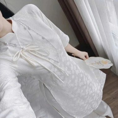 Áo dài cách tân tay lỡ chất gấm tapta đính dây, phối quần tuyết mưa suông dài – NANANCHIC 6