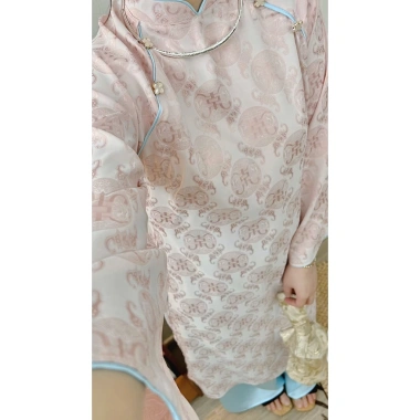 Áo dài cách tân Tết 2.026 DU MIÊN in vân 3D đính cúc đá hoa mai + quần lụa - Giá ưu đãi 289k 2