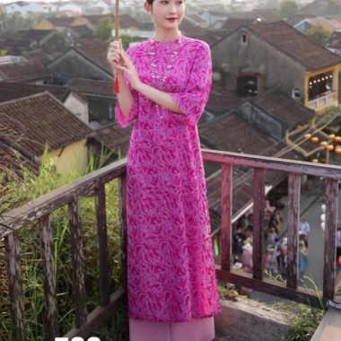 Áo dài dáng suông nữ gấm đỏ đô, cổ tròn, may sẵn xuông bầu dự tiệc lễ tết