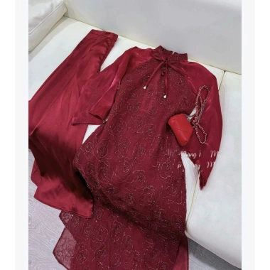 Áo dài đỏ cách tân Tết nữ thêu hoa nổi, tay voan lỡ 2 lớp + quần lụa – TiTi Fashion 359k 2 Áo dài đỏ cách tân Tết nữ thêu hoa nổi, tay voan lỡ 2 lớp + quần lụa – TiTi Fashion 359k 2