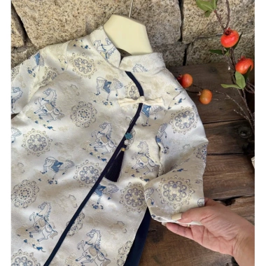 Áo dài gấm thanh mã bé trai - Thiết kế Tết, lót mềm không ngứa, giảm giá 170.000₫ 3 Áo dài gấm thanh mã bé trai - Thiết kế Tết, lót mềm không ngứa, giảm giá 170.000₫ 3