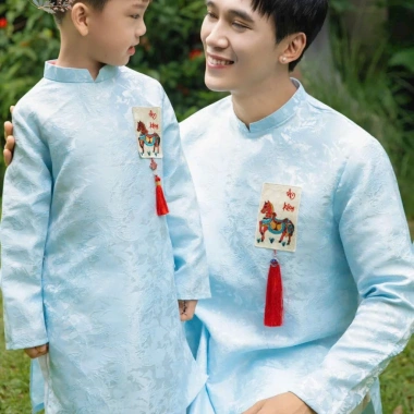 Áo dài gia đình An Khang Nét Việt tết siêu xinh – bố bé trai gấm dệt, mẹ bé gái lụa mềm mại 282k 6