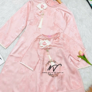 Áo dài gia đình An Khang Nét Việt tết siêu xinh – bố bé trai gấm dệt, mẹ bé gái lụa mềm mại 282k 9
