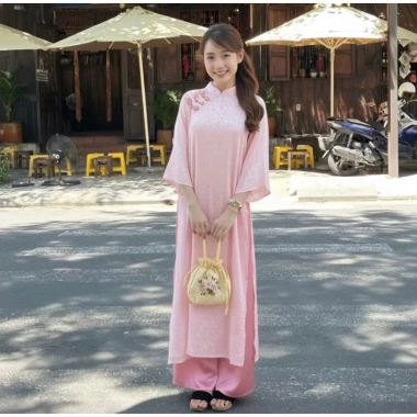 Áo Dài Hot Trend Tết 2.026 Lụa Cơ Uyển Hoa Chìm Cúc Sò Cách Điệu Giá 268.460 VND