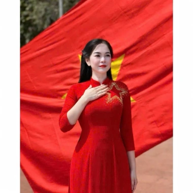 Áo dài lụa đỏ tươi thêu sao vàng vai áo - Dáng 2 tà tay dài, giảm còn 260k