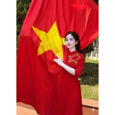 Áo dài lụa đỏ tươi thêu sao vàng vai áo - Dáng 2 tà tay dài, giảm còn 260k