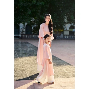 Áo dài mẹ & bé cách tân dáng suông lụa gấm, dây cổ tết, nơ tay lỡ loe – Thiết kế tinh tế, giá ưu đãi 187.500₫ cho lễ Tết 2