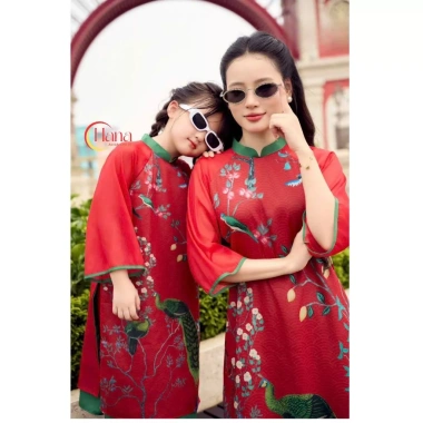Áo dài mẹ bé gái tết đỏ phối xanh lạ mắt - Chất tơ in phụng mềm, hợp da, chụp hình tết HANA, giá ưu đãi 298.000₫ 4