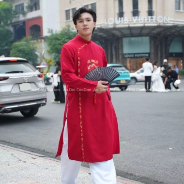 Áo dài nam cách tân form suông cổ đứng lịch lãm màu trung tính đỏ vàng trắng Tết 2.026 HCM giảm giá 360k CooDan
