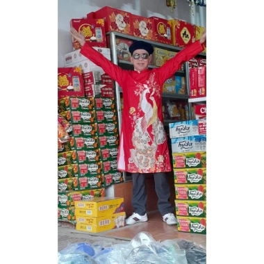 Áo dài nam cách tân in họa tiết công phượng đỏ – trẻ trung, nổi bật cho lễ tết, giá ưu đãi 349.000₫ – thiết kế tinh tế, chất liệu vải cao cấp