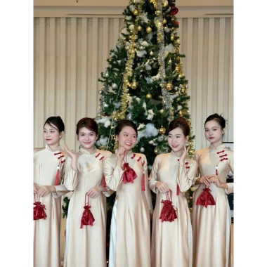 Áo dài nam nữ gia đình, tráp, bê lễ - Sang trọng, giảm giá 230.000₫ (giá gốc 299.000₫) 3