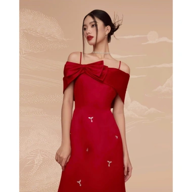Áo dài nữ ôm hai dây trễ vai - 2 màu hồng đỏ nổi bật, kèm quần, giá chỉ 325.000đ, thiết kế tinh tế lễ hội, cho mọi dịp đặc biệt 8
