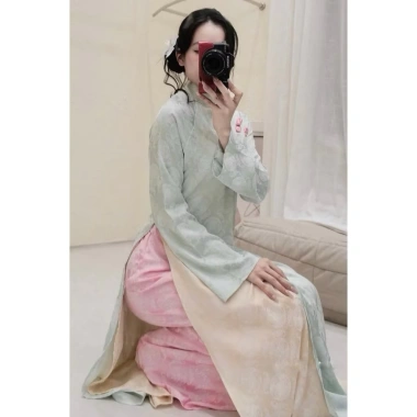 Áo dài Tết 2.026 cách tân gấm Thọ Dơi cao cấp 4 tà quần đồng chất - Mộc Áo Dài 652.000 VND