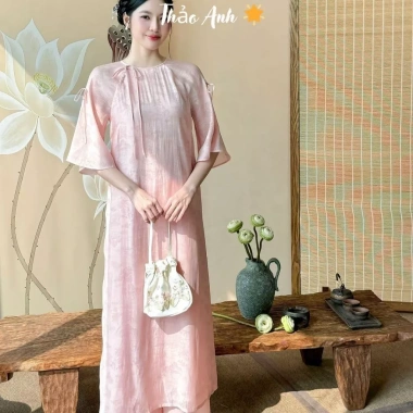 Áo Dài Tết 2.026 Cách Tân Trà Uyên Form Suông Tay Lỡ Tơ Crep In Hoa Chìm Đính Nơ - Giá chỉ 389.000₫