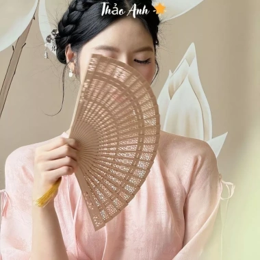 Áo Dài Tết 2.026 Cách Tân Trà Uyên Form Suông Tay Lỡ Tơ Crep In Hoa Chìm Đính Nơ - Giá chỉ 389.000₫