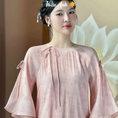 Áo Dài Tết 2.026 Cách Tân Trà Uyên Form Suông Tay Lỡ Tơ Crep In Hoa Chìm Đính Nơ - Giá chỉ 389.000₫