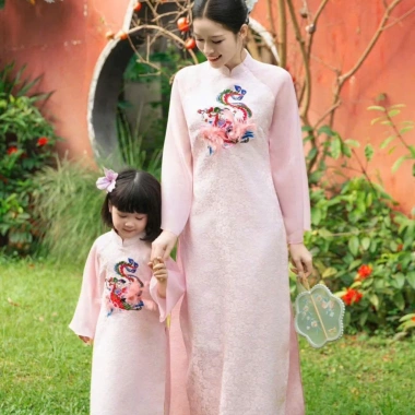 Áo dài Tết Phụng Nghi – Gấm vân điệp đứng form bố, gấm châu sa mềm mịn mẹ – 257k 4