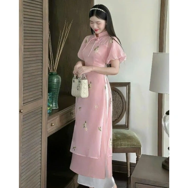 Áo dài Tết thời trang nữ váon ánh kim, cổ cao thêu, tay ngắn, quần lụa lưng thun, ống rộng maxi - 159.800₫