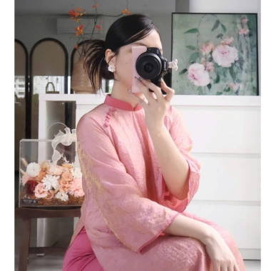 Áo dài tết Xuân 2.026 cách tân dáng suông, vải gấm lụa tơ cao cấp đính cúc bọc 5 Áo dài tết Xuân 2.026 cách tân dáng suông, vải gấm lụa tơ cao cấp đính cúc bọc 5