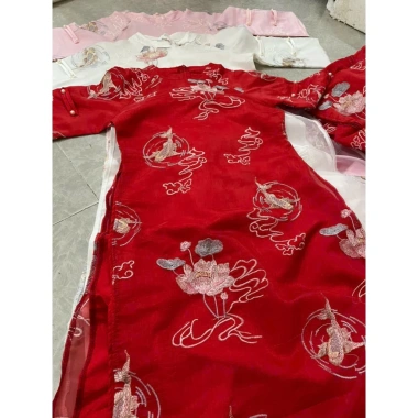 Áo dài tơ tay lỡ cổ tròn hoa sen cá chép quần suông dài chất Kate NANA du xuân Tết