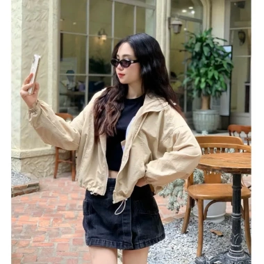 Áo Gió Nữ 2 Lớp Croptop Có Mũ, Chống Nước Nhẹ Nhàng - Giá 299k (Giảm 5% Đến 50k)