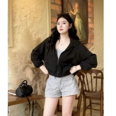 Áo Gió Nữ 2 Lớp Croptop Có Mũ, Chống Nước Nhẹ Nhàng - Giá 299k (Giảm 5% Đến 50k)