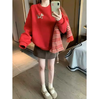 Áo Hoodie Nữ Màu Đỏ Tết Dương Lịch – Con Ngựa Nhỏ, Vải In, Vòng Cổ Tròn Form Rộng, Giá 200k